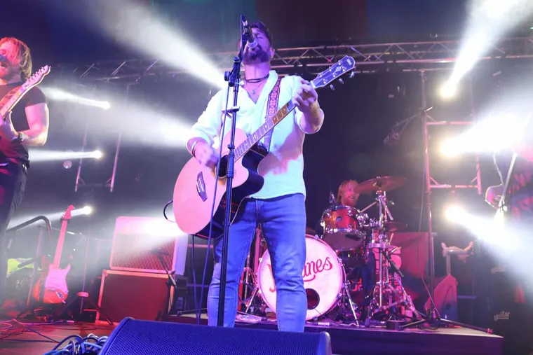 Headline set, full production